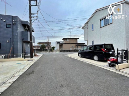 現地外観写真 駐車スペースは2台分あり。商業施設が点在する川越街道へも近くお車でのお出かけもスムーズ。ららぽーと富士見までお車で8分。