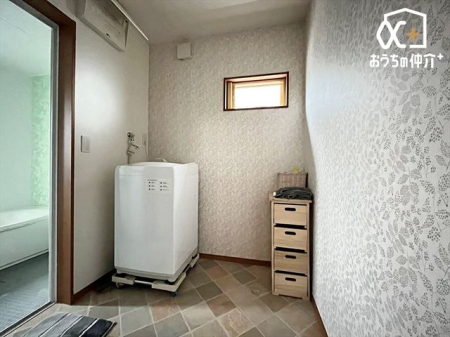 洗面台・洗面所 清潔感のあるランドリームは、シンプルでありながら機能的なデザインが特徴。広めのスペースで、着替えや家事がスムーズに行えます。