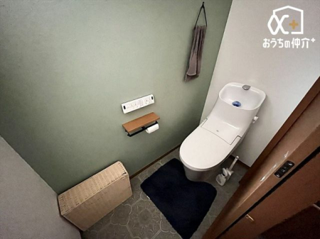 トイレ シンプルな内装のスッキリとしたトイレです。お手入れやお掃除が、簡単にできるシンプルなデザインのトイレです。
