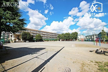周辺環境 ドラッグセイムス新座片山店 徒歩6分。営業時間：午前9時～午後9時45分 駐車場：有 450m