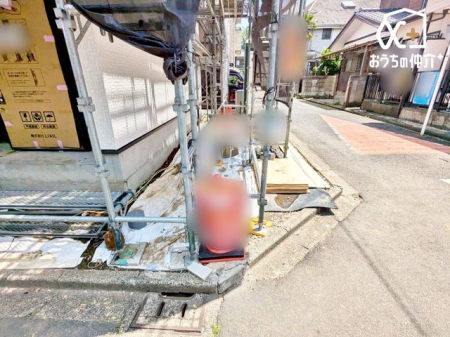  カースペースの様子。車通りの少ない前面道路でお車の出し入れもラクラクです。