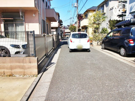 現地外観写真 車通りの少ない前面道路