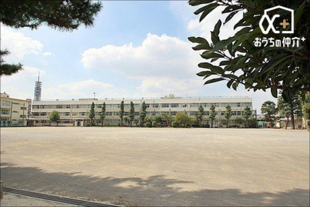 周辺環境 西東京市立田無第三中学校 徒歩7分。昭和37年開校。生徒数390人(令和4年時点) 自治意識を重んじ、自主精神に満ちた人間の育成を目指した目標を掲げている 560m