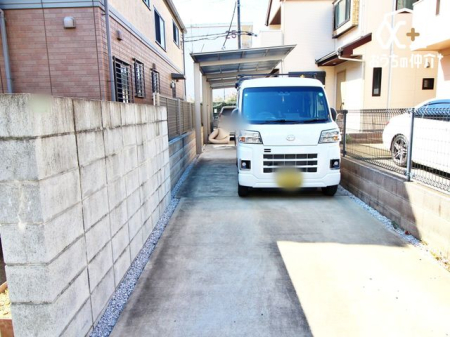  広々としたカースペース。前面道路も広く、お車の出し入れもスムーズ行えます。