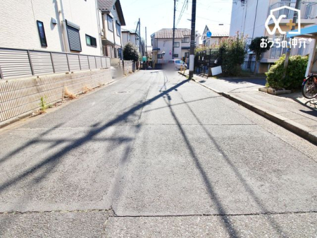 現地外観写真 車通りの少ない落ち着いた住環境です。小さなお子さまをお持ちのご家族も安心です。