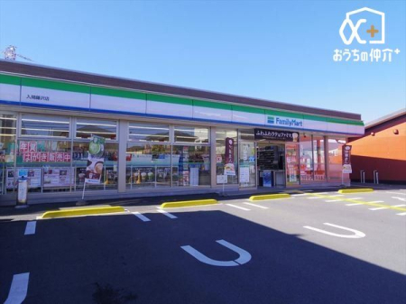 周辺環境 徒歩6分。【ファミリーマート入間藤沢店】営業時間 24時間営業　車椅子対応の駐車場・入り口あり 410m