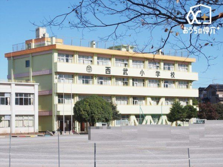 周辺環境 徒歩9分。【入間市立西武小学校】車椅子対応の入り口 680m