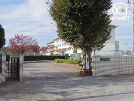 周辺環境 入間市立野田中学校 徒歩21分。【野田中学校】車椅子対応の入り口　生徒数340人 1640m