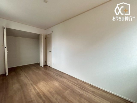 周辺環境 ヤオコー新座栗原店 徒歩10分。営業時間：午前9時～午後9時30分　駐車場：有　日常生活のお買い物はここで決まり！ 800m