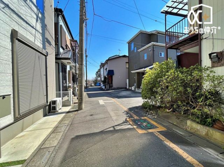 現地外観写真 車通りの少ない前面道路の様子。