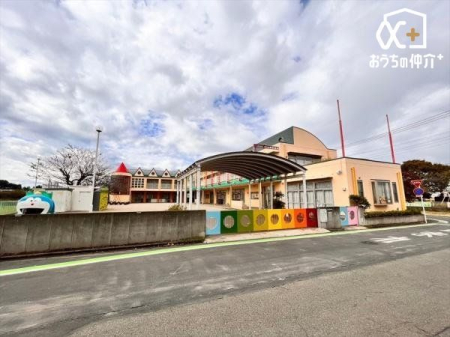 周辺環境 ほんごう幼稚園 徒歩7分。私立幼稚園。トーマスの送迎バスも 560m