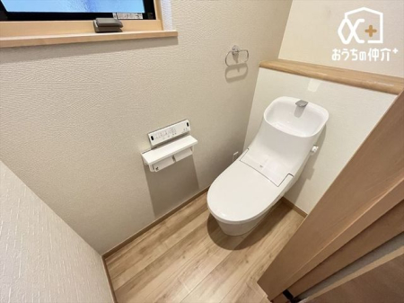 トイレ シンプルな内装のスッキリとしたトイレです。お手入れやお掃除が、簡単にできるシンプルなデザインのトイレです。