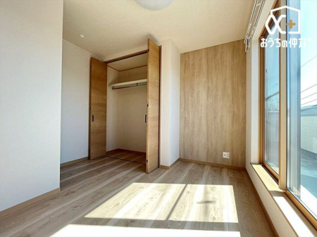 子供部屋 陽当たりのいいバルコニーに面した子供部屋。