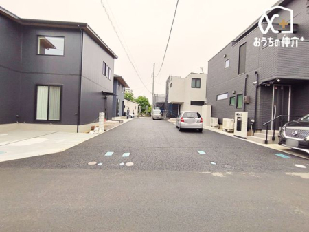 現地外観写真 ●車通りの少ない、落ち着いた住環境です