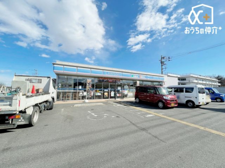 周辺環境 徒歩2分。【ローソン　狭山入曽運動公園前店】営業時間24時間営業、車椅子対応の駐車場、クレジット カード可、NFC モバイル決済。 150m