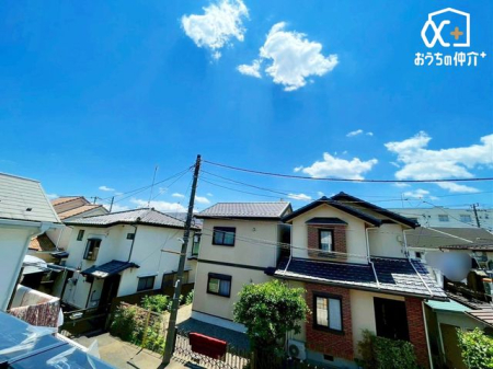 周辺環境 狭山ヶ丘駅　東口　(西武 池袋線) 徒歩8分。閑静な住宅街に囲まれた狭山ヶ丘駅はとても住み心地が良いです！ 580m