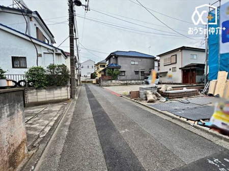 現地外観写真 駐車スペースは3台分あり。来客用の駐車スペースも確保できます。のびのびスローライフを叶える、閑静な住宅地です。