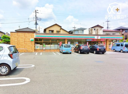 周辺環境 徒歩11分。【セブンイレブン入間新久店】　営業時間 24時間営業　車椅子対応の駐車場・入り口あり 810m