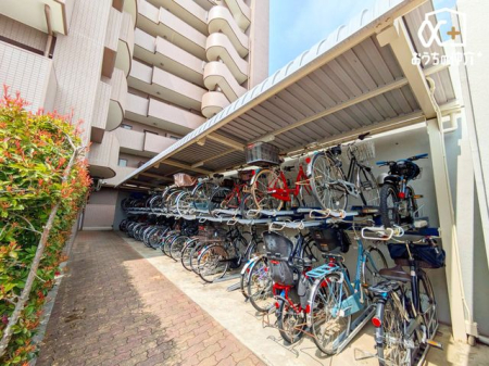 その他 駐輪場は屋根付きで雨から自転車を守ります。