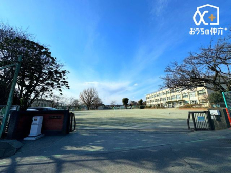 周辺環境 所沢市立小手指小学校 徒歩12分。敷地も広く、お子様が伸び伸びと過ごす事が出来ます！ 930m