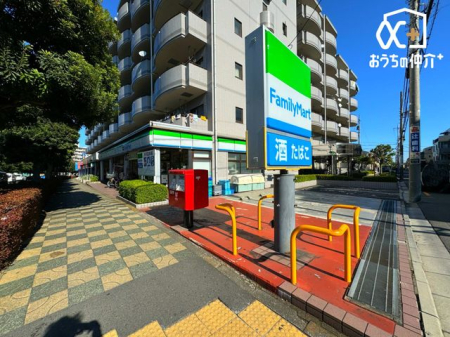 周辺環境 ファミリーマート 小手指四丁目店 徒歩3分。駐車場は2台、区画整理されたきれいな街並み 230m