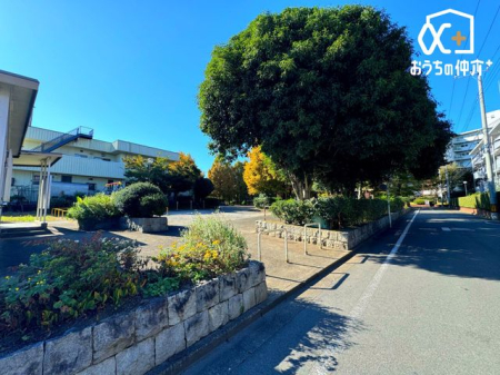 周辺環境 長野公園 徒歩2分。小手指駅付近の大きな公園 120m