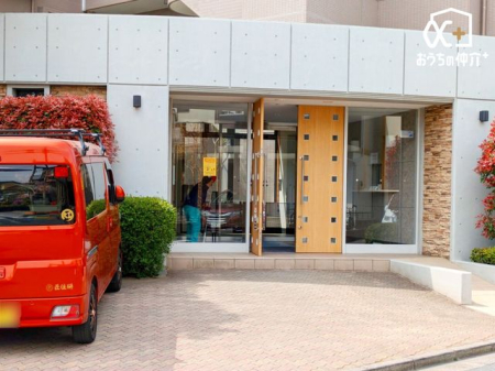 エントランス 共用施設、敷地はきちんとお手入れの行き届いた物件になります。是非一度現地に足を運ばれてみませんか？当社スタッフがご案内いたします。