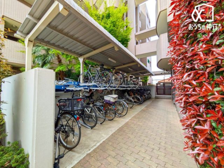 その他 駐輪場は屋根付きで雨から自転車を守ります。