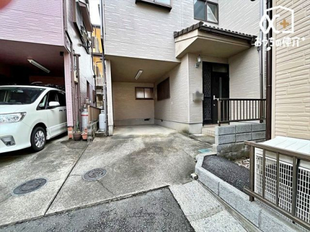  風雨からお車を守ってくれるビルトインガレージです。