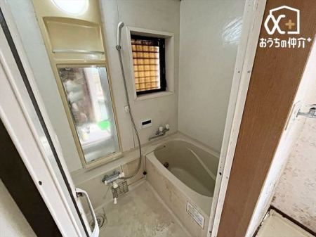 浴室 落ち着きのある空間でリラックスバスタイム。バスタブにつかって寛ぎながら心と体をリフレッシュ。一日の疲れを癒してくれるバスルーム。