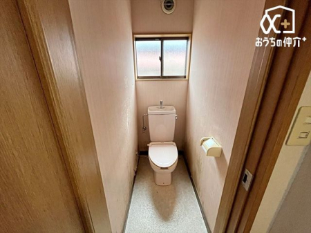 トイレ シンプルな内装のスッキリとしたトイレです。お手入れやお掃除が、簡単にできるシンプルなデザインのトイレです。