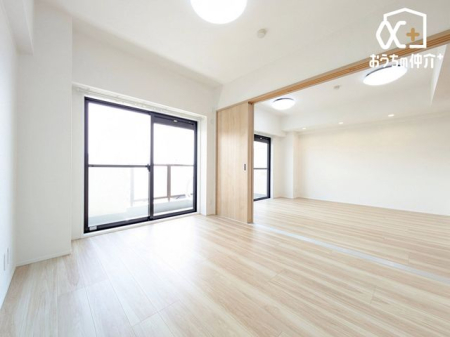 その他内観 バルコニーとつながる洋室は、外とのつながりを感じられ、リフレッシュに最適な空間を作れます。