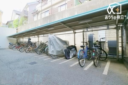 その他 屋根付き駐輪場。