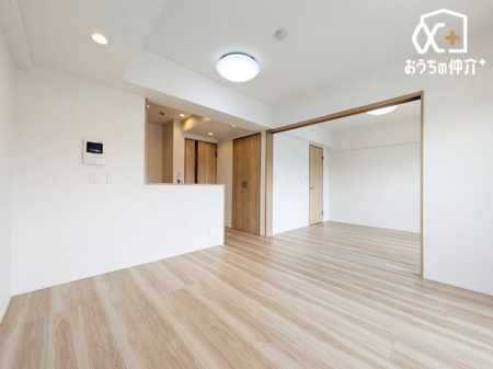リビング 約11.2帖の広さのLDK。家族団らんの大切な場所。自然と会話が生まれ、笑顔があふれる空間になります。日々の何気ない時間を大切にし、家族が心地よく過ごせるひとときを育みます。
