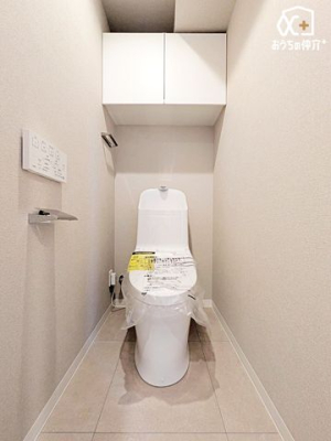 トイレ 吊戸棚は空間を有効活用できます。トイレットペーパーや掃除用具を収納でき、見た目もすっきり。