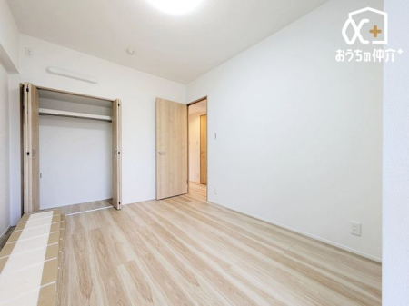 寝室 約6.1帖の広さの寝室におすすめな洋室。収納力のあるクローゼット付き洋室。すっきり片付く寝室で快適な生活を。