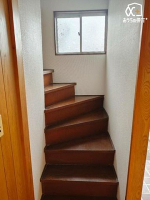 その他 階段の様子です。窓があり明るいです。
