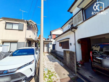 玄関 周辺は閑静な住宅街です。