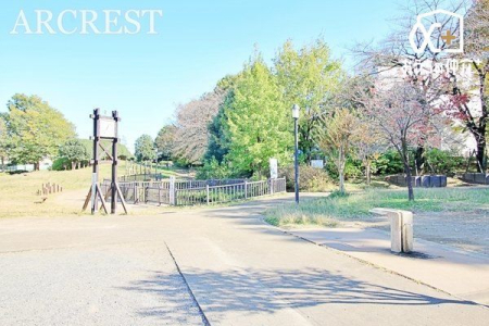 周辺環境 谷戸せせらぎ公園 徒歩3分。小川の傍に東京では珍しい手押し井戸があります。起伏のある広場の横では遊具もあるので、存分に楽しめます。 220m