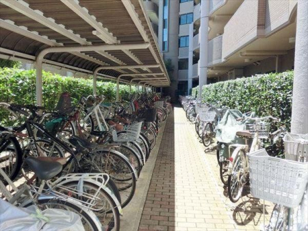 その他 駐輪場は雨でも安心の屋根付き