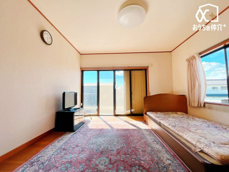 寝室 バルコニーに面しているお部屋です。