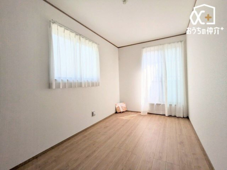 子供部屋 子供部屋にオススメな6.12帖洋室の様子。大きめのクローゼットが付いているため、お子様の勉強道具・衣類・寝具等も便利に収納可能です。