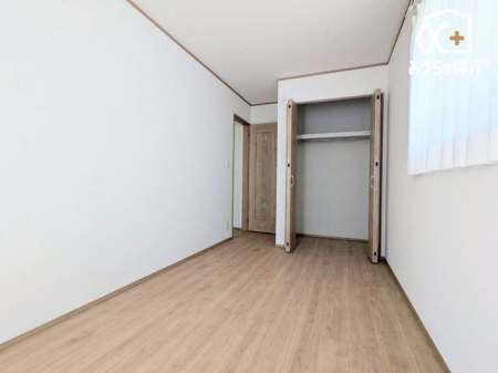 子供部屋 子供部屋にオススメな洋室の様子です。バルコニーに面しているため、換気もしやすいです。