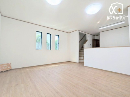 リビング ～Living～南向きの大きな窓からたっぷり陽光が差し込む明るい15.87帖リビング。家族団らんやリラックスタイムに最適な開放感あふれる空間です。