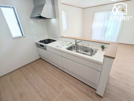 キッチン ～Kitchen～ 機能美とデザイン性を兼ね備えた使い勝手のよいシステムキッチン、リビングとの一体感も考慮され、美しい空間が実現します。