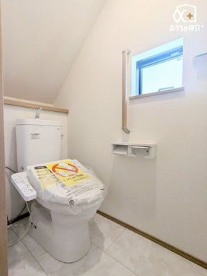 トイレ 毎日使う場所だからこそ、お手入れやお掃除が簡単なシンプルなデザインを採用しました。壁面に棚がございますのですっきり収納させることができます。