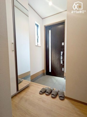 玄関 姿見付きのシューズボックスで、靴や小物をしっかり収納しながら、お出かけ前の全身チェックもスムーズに。玄関がスッキリ整い、毎日の身支度が快適になります。