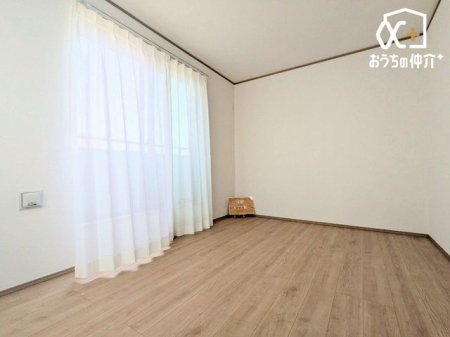 寝室 寝室にオススメな6.75帖洋室の様子です。クローゼットも付いており、寝具・衣類等も豊富に収納可能な寝室です。