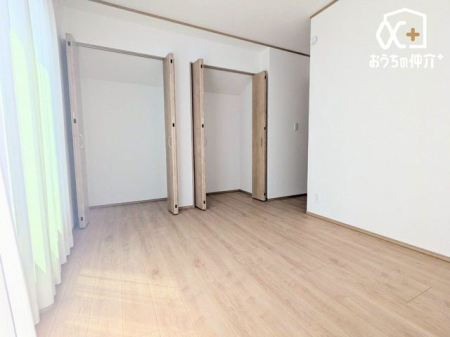 寝室 バルコニーに面した明るい主寝室。明るい陽射しが差しこむ主寝室で気持ち良く目覚める毎日を味わってみてはいかがでしょうか。