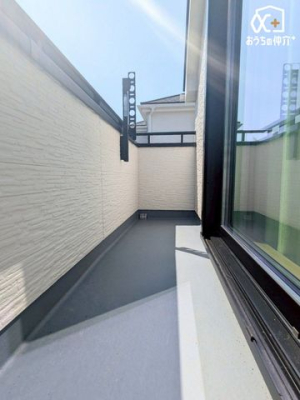 バルコニー バルコニーは陽ざしがたっぷりと差し込み、とっても気持ちの良い空間になっております。お洗濯もはかどりそうですね！